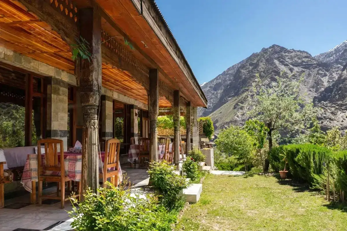 Guest house with river view in Chitral town
