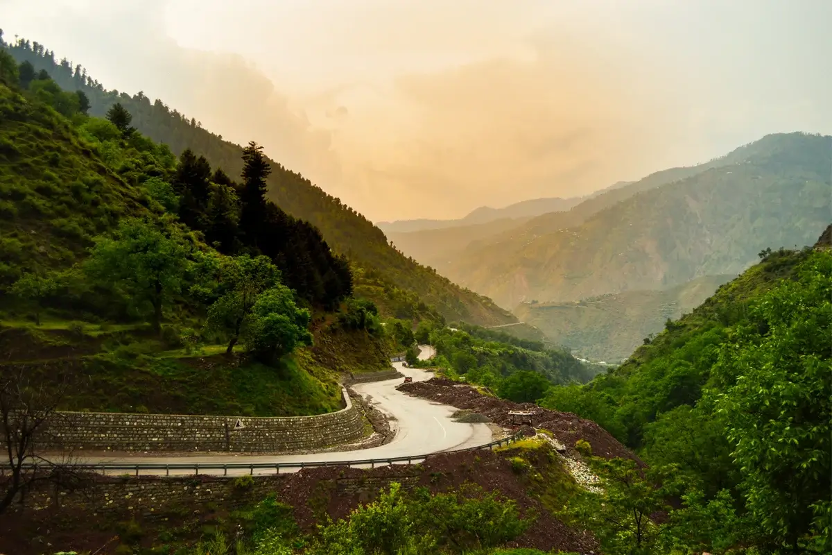 Kaghan valley road following the Kunhar river above Balakot