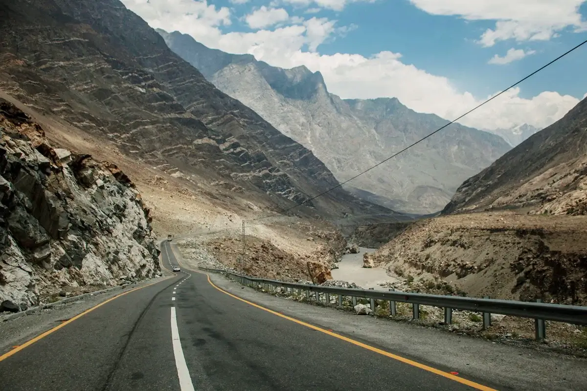 Skardu Road following the Indus river gorge between Jaglot and Skardu