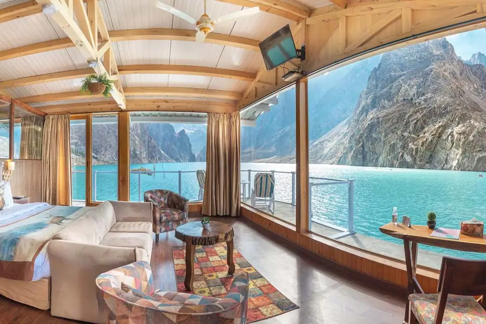 Luxus Hunza resort on the shore of Attabad Lake, Gojal